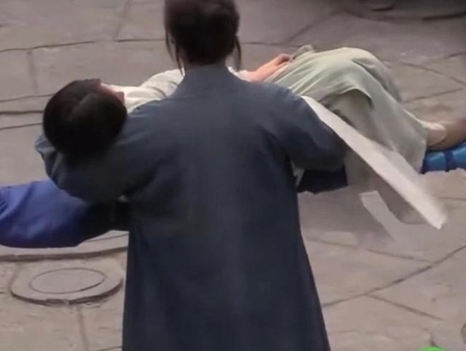 Chung Tử Đơn bế bạn diễn phải cần trợ giúp.