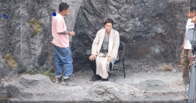 Hình ảnh Chung Tử Đơn trên phim trường.