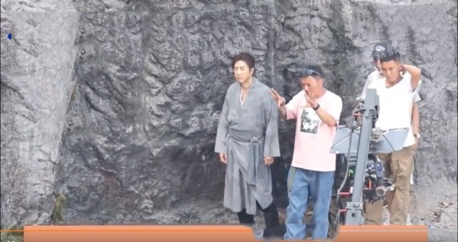 Dáng vẻ của ông trông mệt mỏi, tiều tụy.