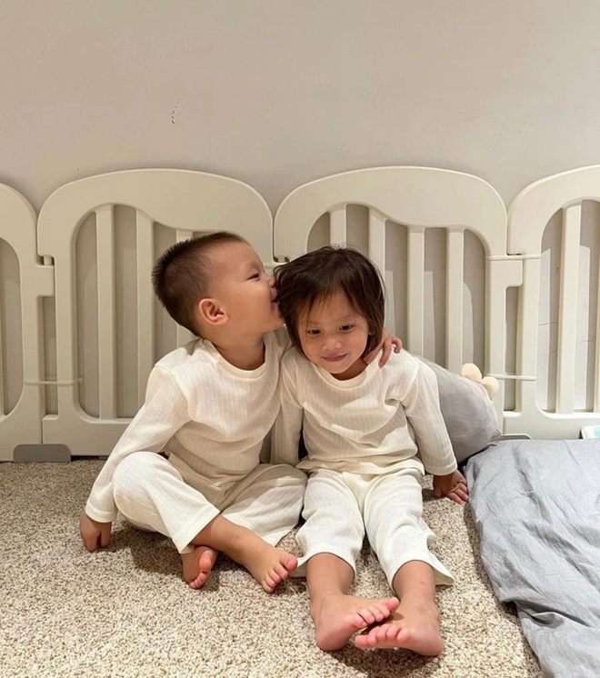 Trong khi Lisa òa khóc vì nhớ bố mẹ thì Leon có phản ứng trái ngược, giữ thái độ hào hứng, vui vẻ.