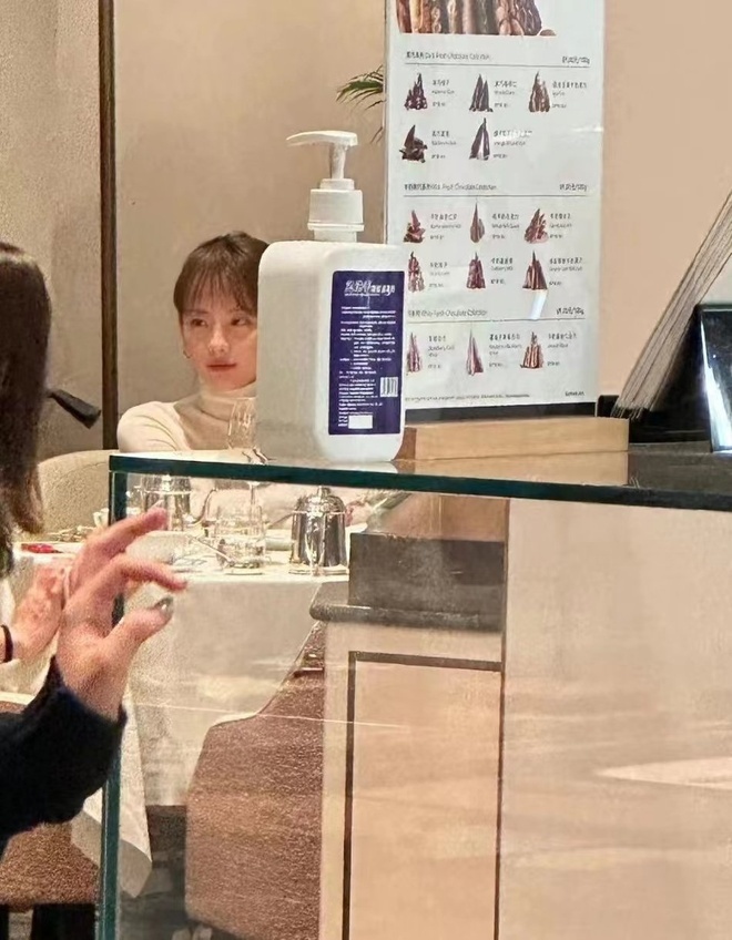 Hình ảnh mới nhất của cô khi đi ăn với bạn bè, thần thái vẫn đỉnh cao.