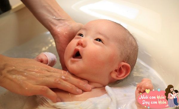 Các mẹ nên cú ý nhiệt độ phòng tắm và nước tắm cho con.