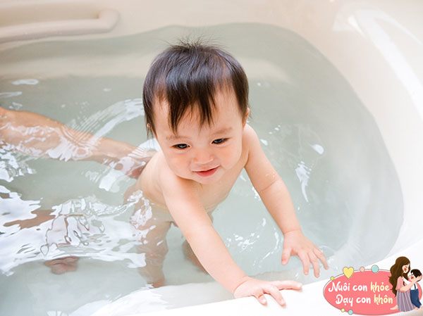 Mẹ chú ý không nên đưa trẻ ra khỏi phòng tắm ngay sau khi tắm xong.
