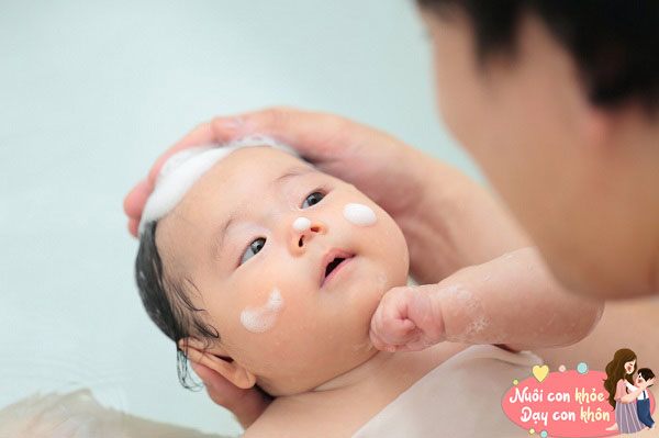 Chuyên gia khuyến cáo các mẹ không nên dùng nước sau khi tắm để giặt quần áo cho con, đặc biệt là bé gái.