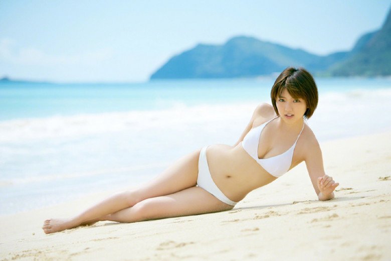 Vợ người mẫu sách ảnh của tiền vệ Nhật Bản gây sốt vì quá xinh đẹp - 8