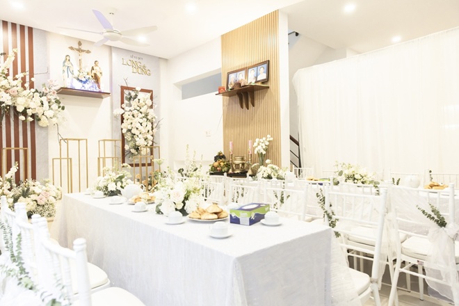 Không gian buổi lễ được trang hoàng chỉn chu, đẹp mắt với tông xanh - trắng chủ đạo.