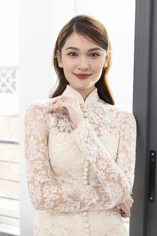 Á hậu Thùy Dung và hôn phu tổ chức ăn hỏi vào sáng nay trước khi lễ cưới chính thức diễn ra vào buổi tối.