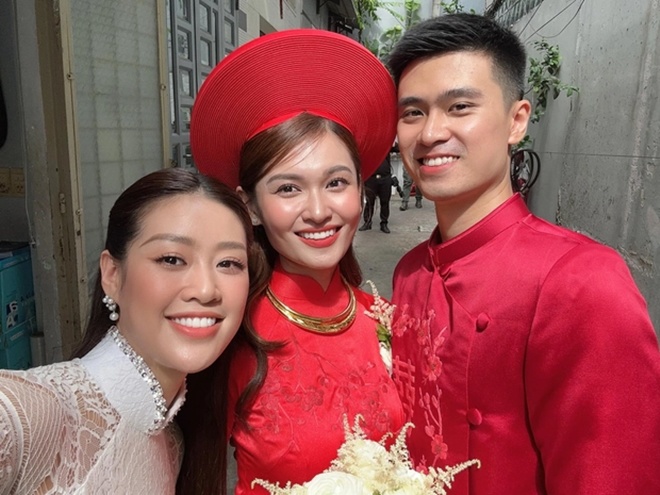 Trong bức ảnh selfie với Hoa hậu Khánh Vân, dân mạng vẫn hướng ánh nhìn về chồng của Á hậu Thùy Dung.
