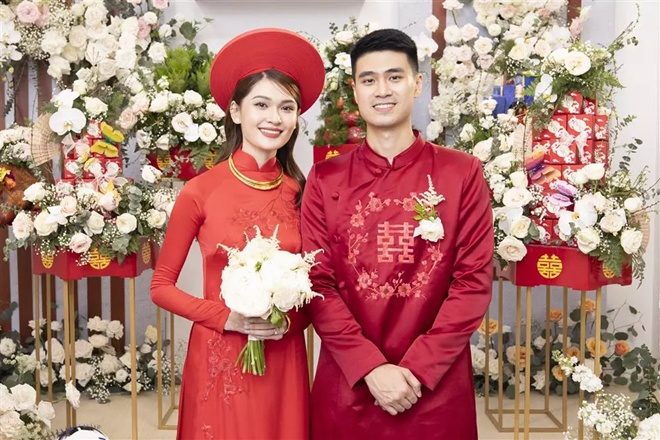 Chú rể lần đầu lộ diện trước camera của truyền thông đã lập tức gây sốt, trở thành tâm điểm vì vẻ điển trai, cao ráo.