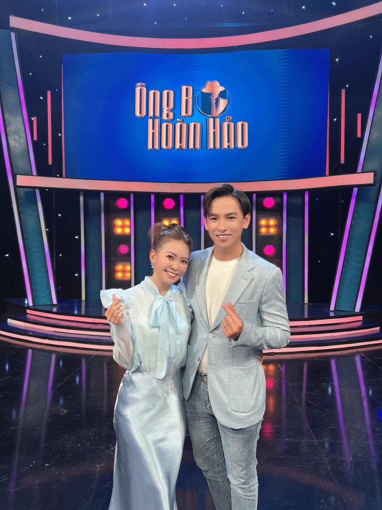 Thụy Khanh trong những lần đưa chồng đi quay.