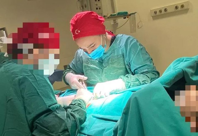 Bố mẹ mát mặt khi con gái làm bác sĩ, đồng nghiệp của con phát hiện sự thật amp;#34;làm màuamp;#34; gây sốc - 2