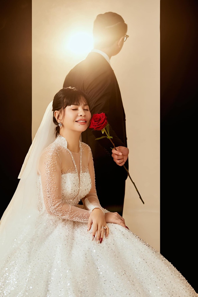 Cát Phượng nhờ con trai Thái Hòa tham gia bộ ảnh cưới với mình để lưu giữ kỷ niệm.