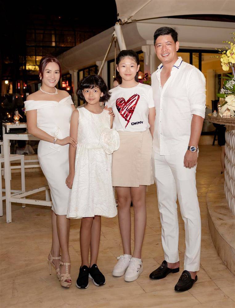 Con gái Bình Minh 13 tuổi đã quy y chùa, ăn mặc giản dị vẫn nổi bật nhờ đôi chân hưởng gen bố 1m84 - 11