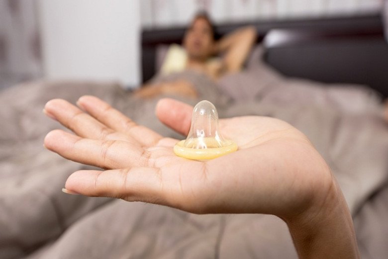 Ai dị ứng mủ cao su nên sử dụng bao cao su làm bằng silicone, ruột cừu hay bằng nhựa để tránh thai an toàn. (Ảnh minh họa)