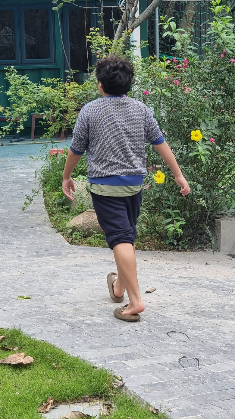 Nếu như bố Bắc đăng ảnh con đẹp trai thì cậu nhóc của Bố ơi, mình đi đâu thế lại trông khá tất tả trong bức ảnh mẹ chụp từ đăng sau.