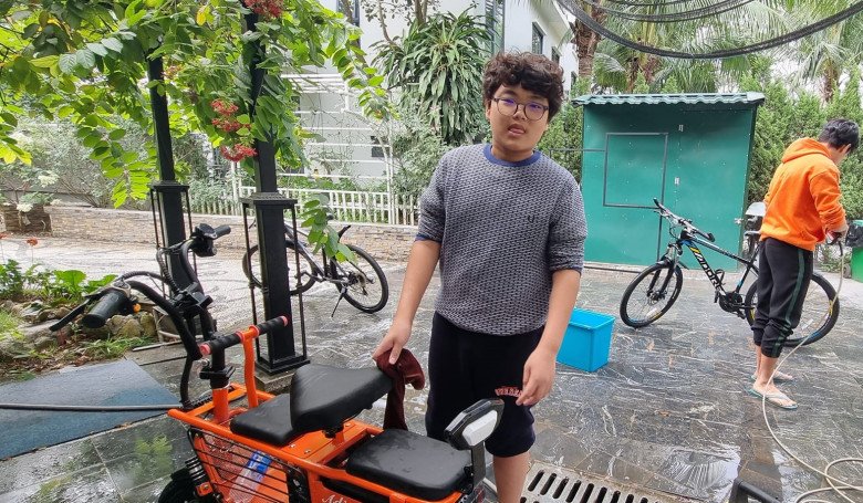 Ngoại hình của Bi một lần nữa trở thành tâm điểm. Lần này, trông cậu khác hẳn với mái tóc xoăn bồng bềnh và gầy đi trông thấy.