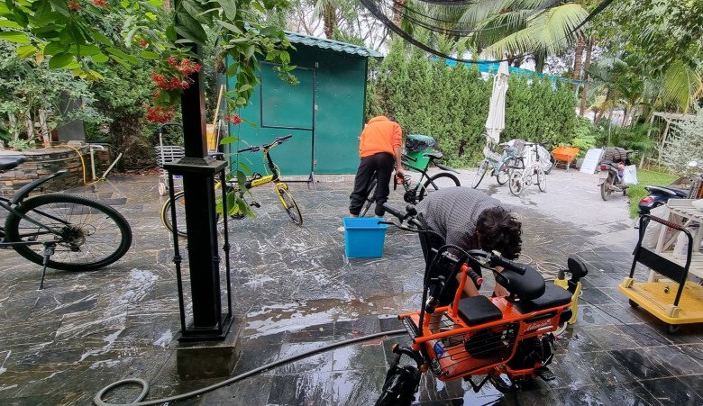 Cả hai cặm cụi rửa trông rất chịu khó, chuyên nghiệp. Các quý tử của nam danh hài đã quen với việc bố giao việc nhà.