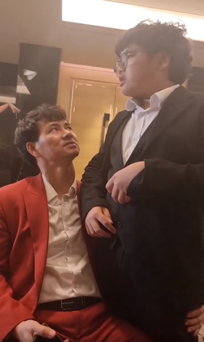 Trông Bi cũng to lớn bên cạnh bố, chẳng khác nào 2 người bạn.