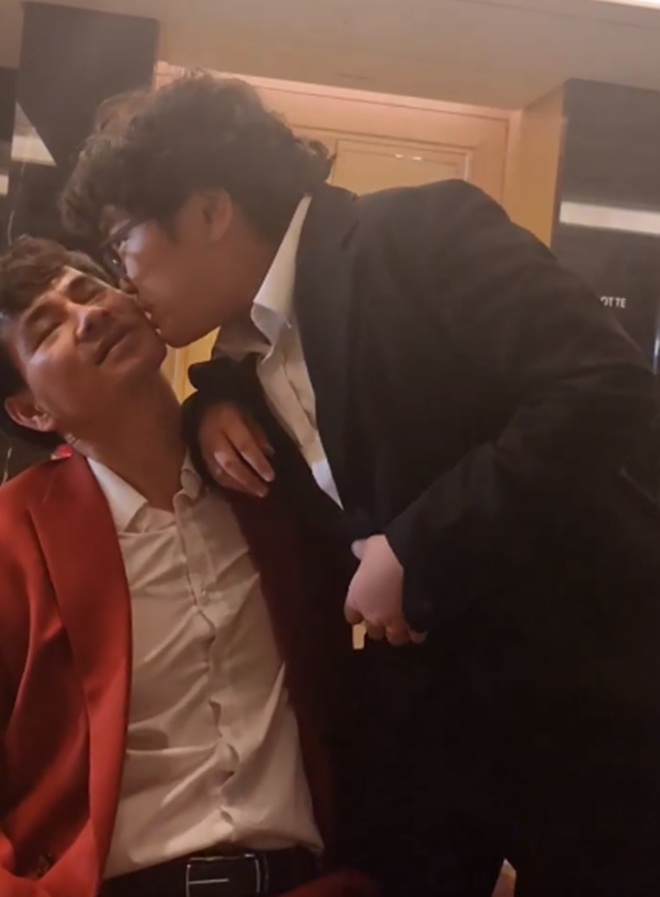 Nhóc tì rất tình cảm với bố Xuân Bắc.