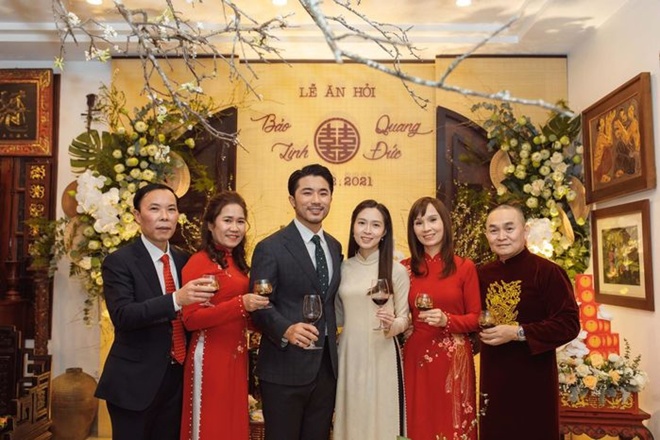 Trước đó, vào cuối năm 2021, Xuân Hinh đã tổ chức lễ ăn hỏi cho con gái.