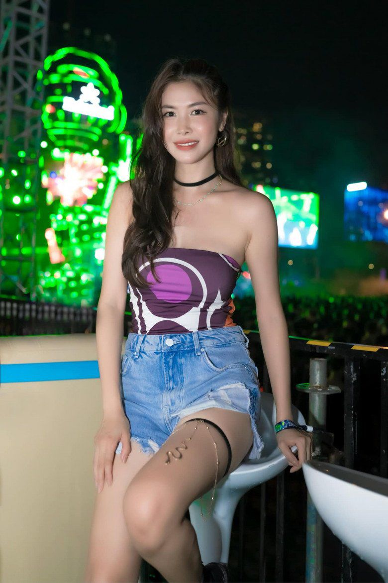 Chồng ủng hộ mặc hở, cựu hot girl sống trong biệt thự 2 triệu đô “đi quẩy” ăn diện phóng khoáng khó tả - 6