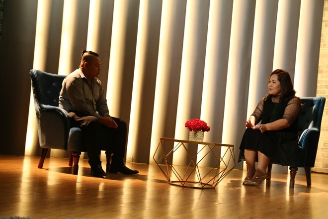 Nghe đến đây, Tiến sĩ Tô Nhi A không cầm được lòng nhận xét hành động phi nhân tính của người vợ. “Cô ấy không còn tình cảm, đến sự tử tế cũng không. Thời điểm bạn nhận 2 nhát dao chí mạng vào người, mà cô ấy còn đủ tỉnh táo để đi lên gác, dọn đồ rồi mới bỏ đi, tới mức đó thì lòng người đã cạn rồi”, nữ Tiến sĩ nói.