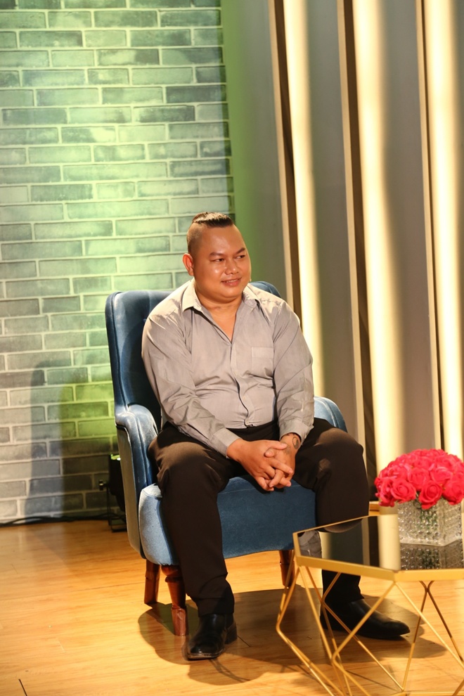 Là một người đàn ông cần mẫn và rất giàu tình cảm, anh Kiệt sau khi có mái ấm riêng thường xuyên phải xin đi làm về sớm để lo cơm nước và việc nhà, chuẩn bị mọi thứ tươm tất trước khi bạn đời của mình về tới nhà.