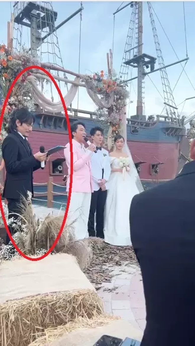 Trước đó, nam diễn viên cũng khiến dân tình xôn xao khi xuất hiện với ngoại hình bị nhận xét là luộm thuộm.