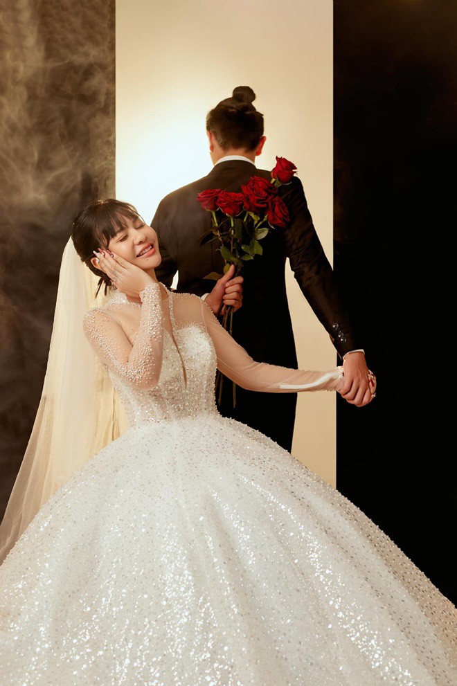 Cát Phượng cũng vừa thu hút sự chú ý khi đăng ảnh cưới chụp cùng con trai Thái Hòa.