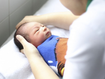 Chuyển dạ sinh sớm 12 tuần, sản phụ cảm ơn con cứu mạng sống của mình