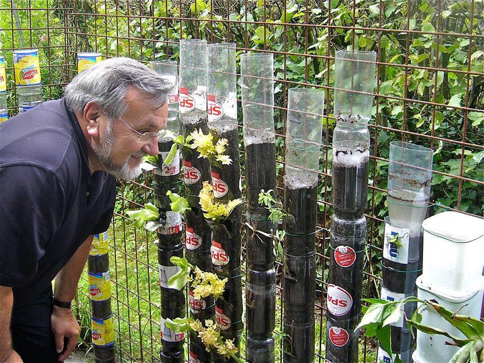 Cách trồng rau sạch từ chai và thùng nhựa cũ của vị giáo sư Đại học sau khi về hưu