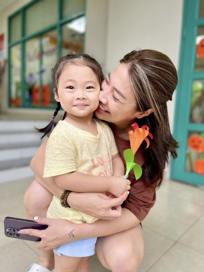 Năm 2022, 4 mỹ nhân Việt trở thành mẹ đơn thân, giờ phải chật vật kiếm tiền nuôi con nhưng vẫn xinh đẹp nóng bỏng - 28