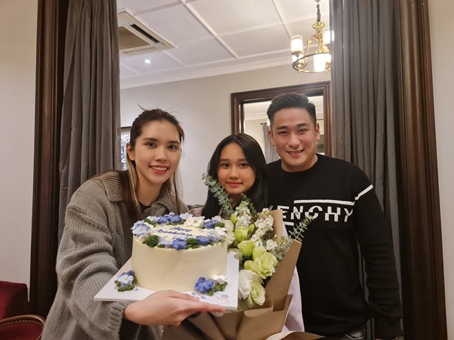 Con gái 11 tuổi của Minh Tiệp đã cao xấp xỉ bố mẹ, sở hữu khuôn mặt xinh đẹp.