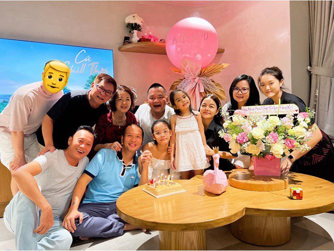 Trước đó, vài lần cô khoe bạn trai lên Facebook cá nhân nhưng đều khéo léo che mặt anh.