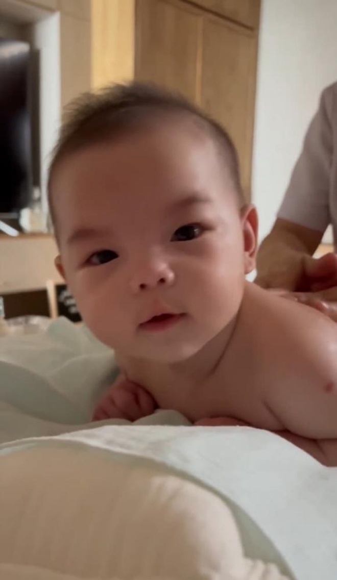 Phạm Quỳnh Anh nhiều lần chia sẻ những câu chuyện dễ thương về sở thích massage của con gái.