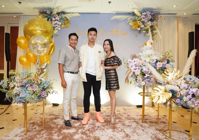 View - Sếp lớn VTV khoe ảnh con trai gần 1m9 lái xe hơi, dân mạng xuýt xoa: Ông bố hạnh phúc nhất năm