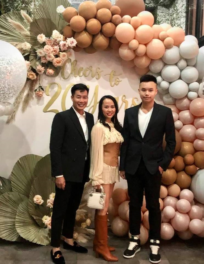 View - Sếp lớn VTV khoe ảnh con trai gần 1m9 lái xe hơi, dân mạng xuýt xoa: Ông bố hạnh phúc nhất năm