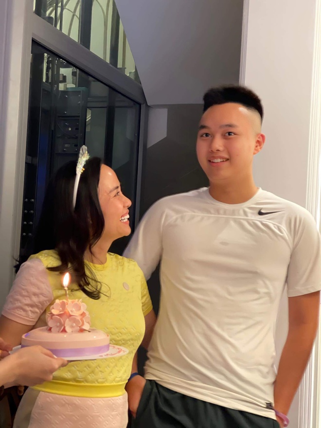 View - Sếp lớn VTV khoe ảnh con trai gần 1m9 lái xe hơi, dân mạng xuýt xoa: Ông bố hạnh phúc nhất năm