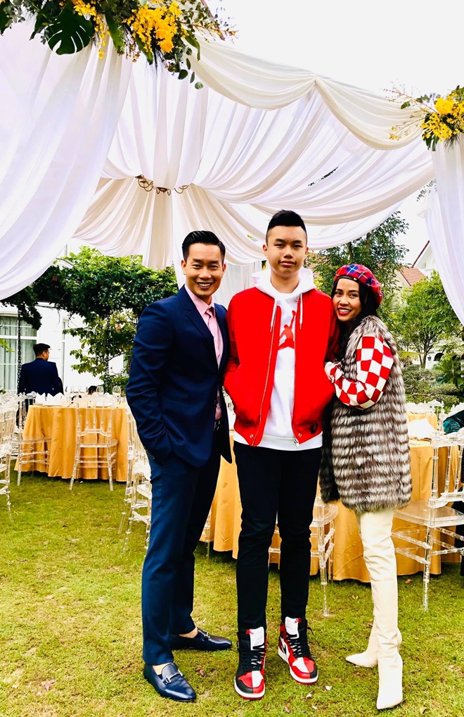 View - Sếp lớn VTV khoe ảnh con trai gần 1m9 lái xe hơi, dân mạng xuýt xoa: Ông bố hạnh phúc nhất năm