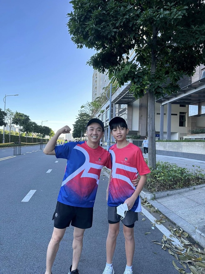 Sao Việt 24h: Leon nhà Hồ Ngọc Hà ghen tị với anh trai khi được mẹ ôm, thân hình amp;#34;dài ngoằngamp;#34; của Subeo đập vào mắt - 6