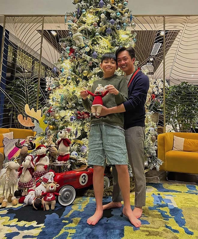 Sao Việt 24h: Leon nhà Hồ Ngọc Hà ghen tị với anh trai khi được mẹ ôm, thân hình amp;#34;dài ngoằngamp;#34; của Subeo đập vào mắt - 5