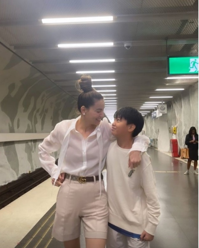 Hơn 5 tháng trước, cậu bé đã cao gần bằng mẹ.