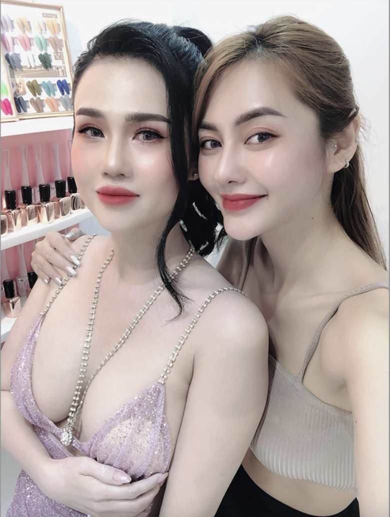 Kể cả lúc so kè nhan sắc cùng các bóng hồng trẻ trung khác, bà mẹ U50 vẫn không hề có dấu hiệu bị lấn lướt. Nét đẹp quyến rũ của cô thậm chí còn cân đẹp được cả những bộ cánh kiệm vải nhất.