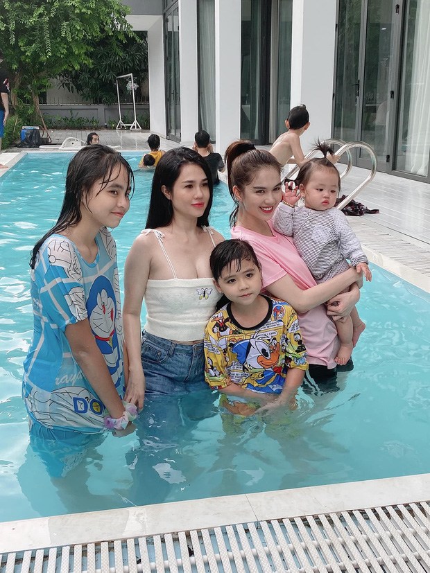 Khoảnh khắc chụp lén từng khiến chị gái Ngọc Trinh được biết đến nhiều hơn. Mỹ nhân gốc Trà Vinh hút hồn với làn da trắng nõn và thềm ngực căng đầy như thiếu nữ đôi mươi - điều mà không phải bà mẹ 3 con nào cũng giữ gìn được.