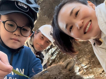 Ngôi sao 24/7: Tiểu Long Nữ ngày càng trẻ đẹp trái ngược ông xã già nua, râu tóc bạc trắng