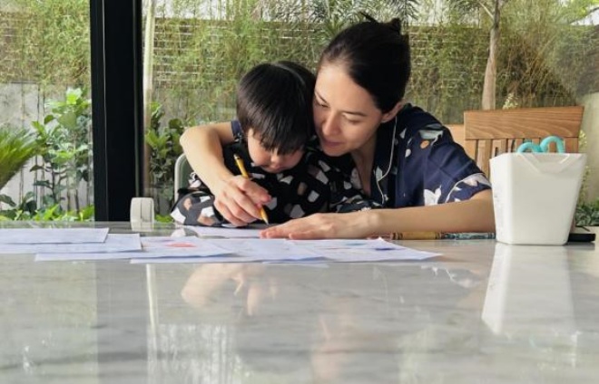 Dáng vẻ ở nhà của mỹ nhân đẹp nhất Philippines gây sốt.