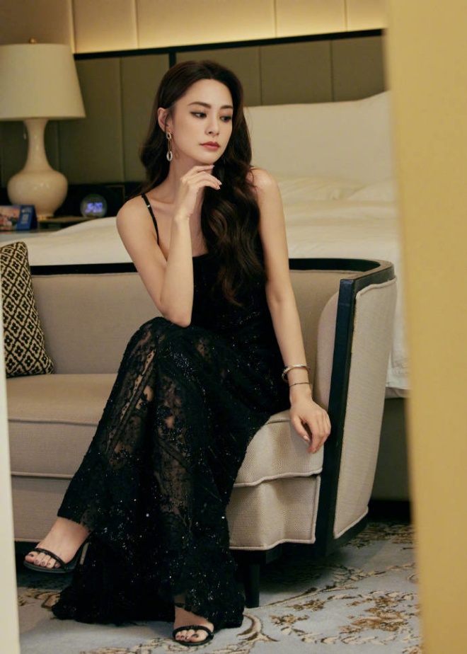 Chung Hân Đồng gầy đi rất nhiều sau khi bị chê béo.