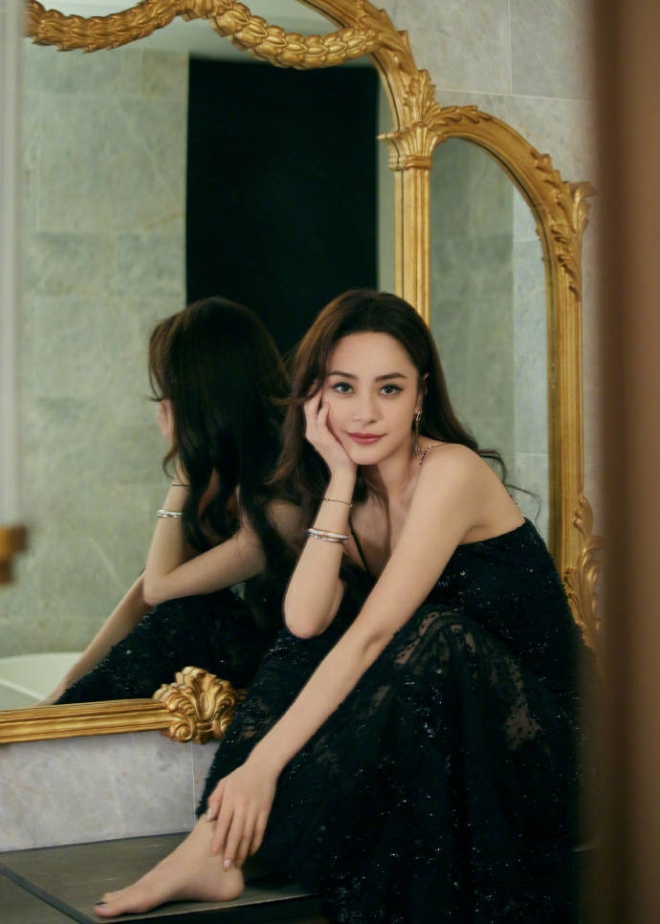 Chung Hân Đồng không uống nước trước khi đi ngủ vì sợ tích nước.