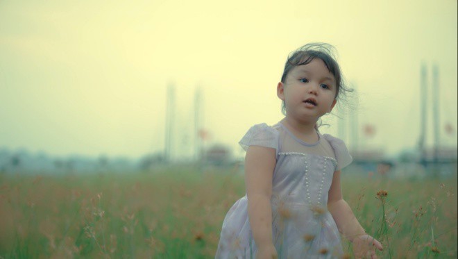 Con gái của cặp đôi dù mới 3 tuổi nhưng đã thuộc hết 6 ca khúc trong album này, không chỉ xuất hiện mà còn góp giọng trong MV của bố mẹ.