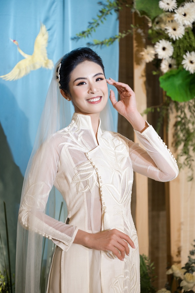 Ngọc Hân xuất hiện xinh đẹp tại đám cưới trong bộ áo dài nền nã, thướt tha do cô tự thiết kế.